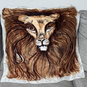 Vintage glentex lion head scarf 25.5” from a non smoking and no pets home great